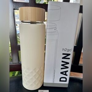 H2Go 18oz Dawn Glass Water Bottle. New in original box.